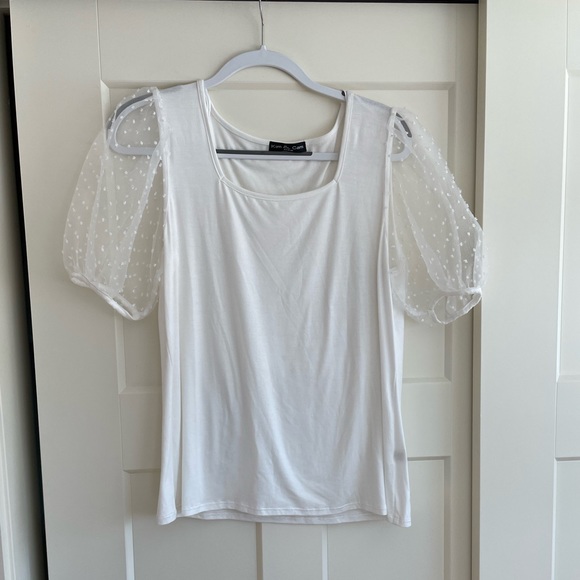 White puff sleeved blouse, size Medium. - Picture 1 of 5